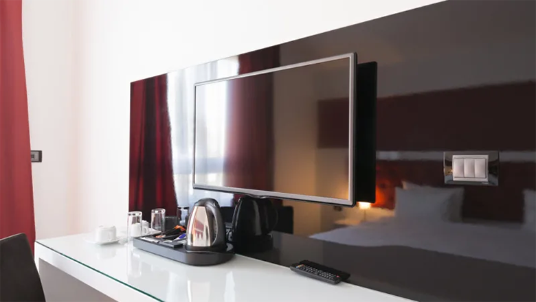 چگونه تنها با یک کابل HDMI هر چیزی روی تلویزیون اتاق هتل ببینیم؟