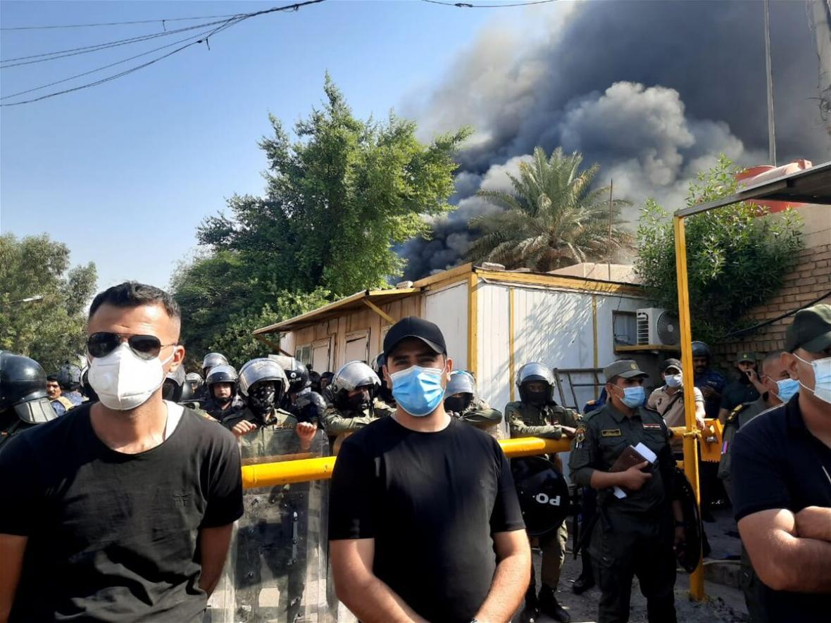 عراق، به آتش کشیدن دفتر حزب دموکرات کردستان بعد از تشبیه حشدالشعبی به داعش